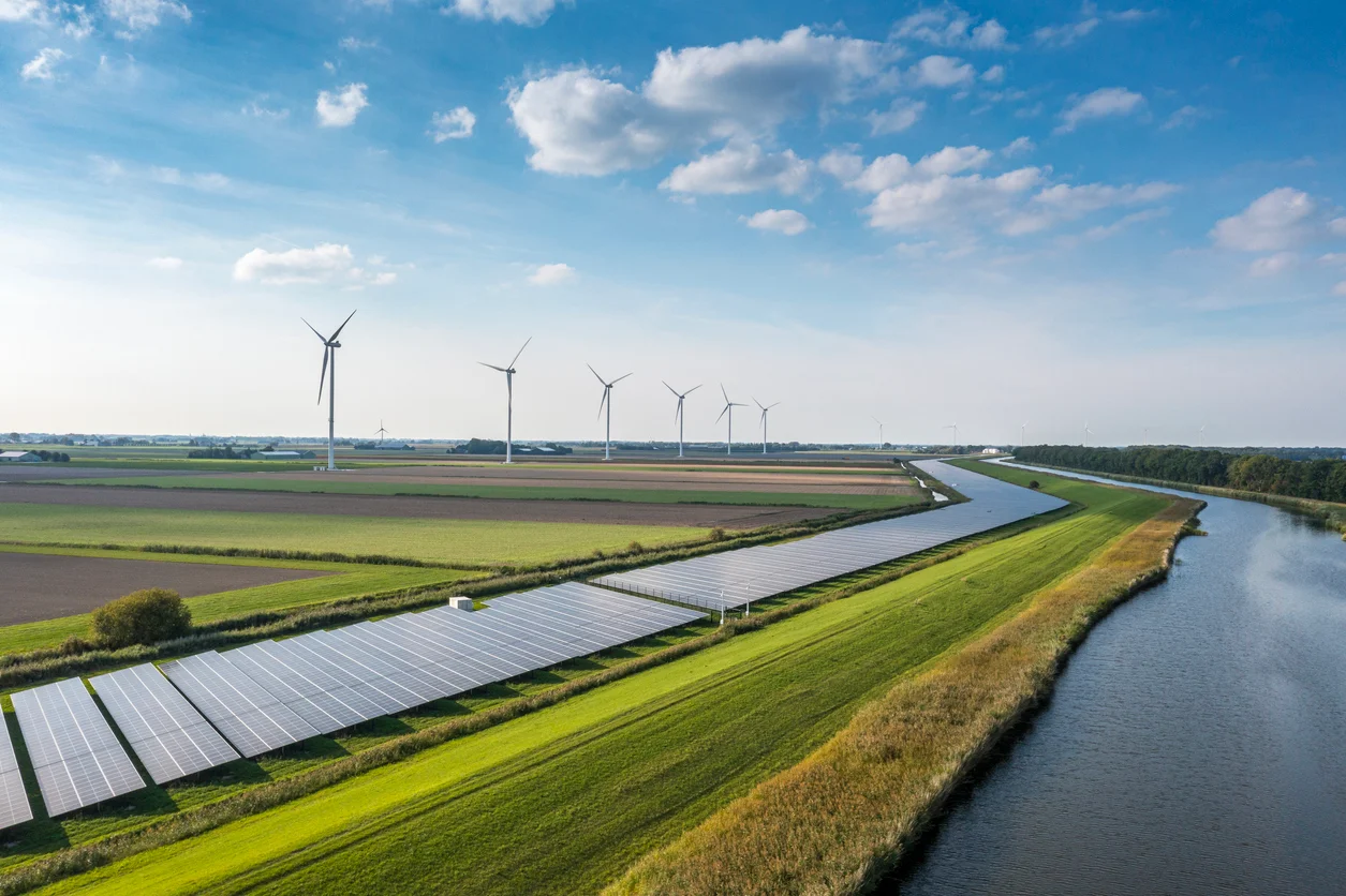 Polderlandschap met windmolens en zonnepanelen