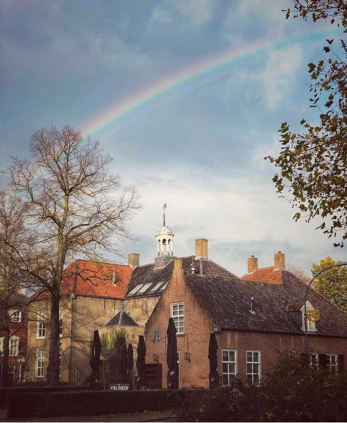 Historisch pand met regenboog in Oosterhout