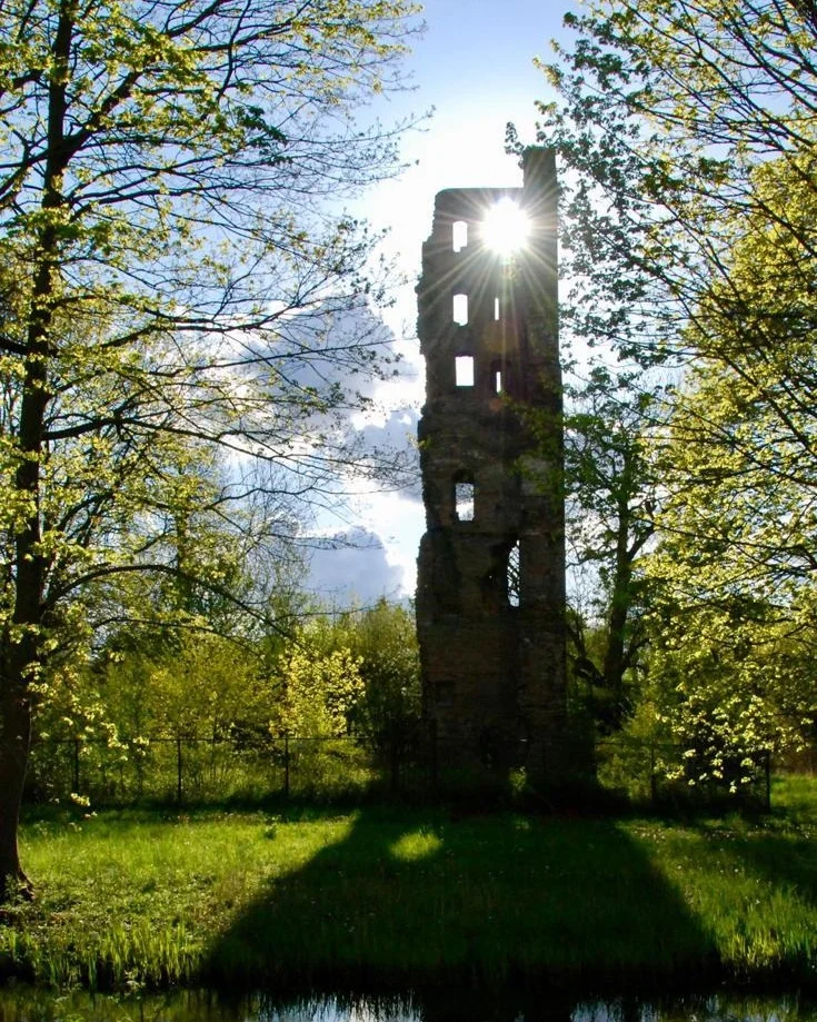 Torenruïne tussen het groen in Oosterhout