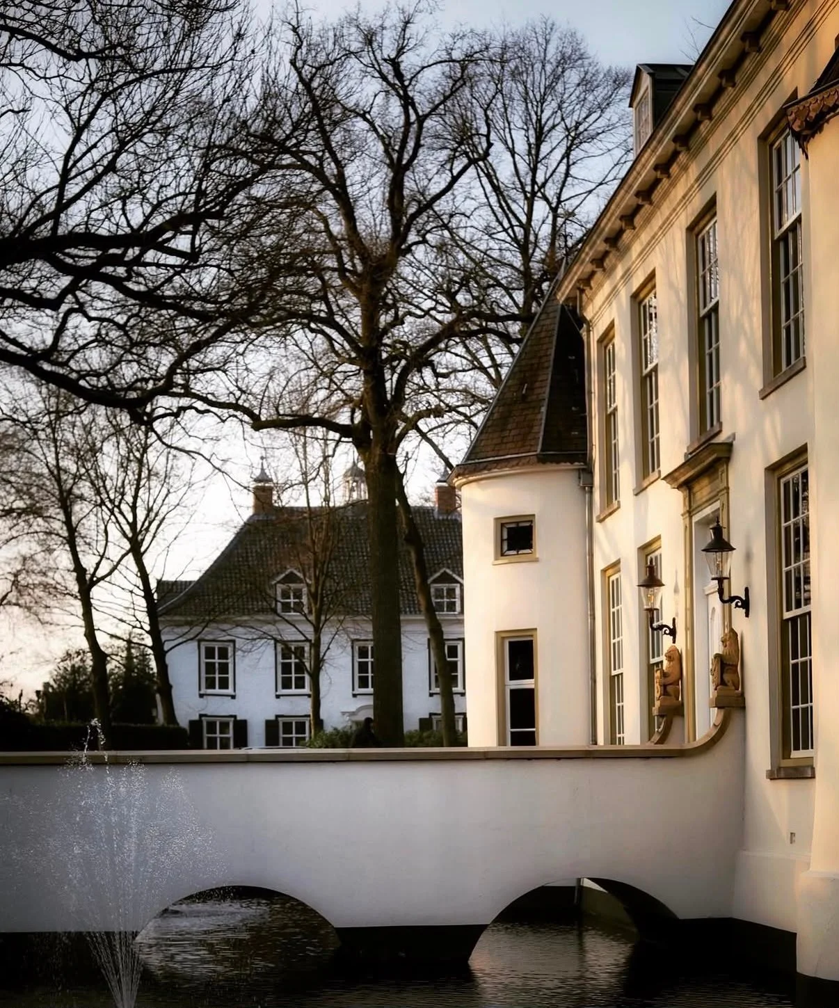 Wit landhuis met brug over het water in Oosterhout